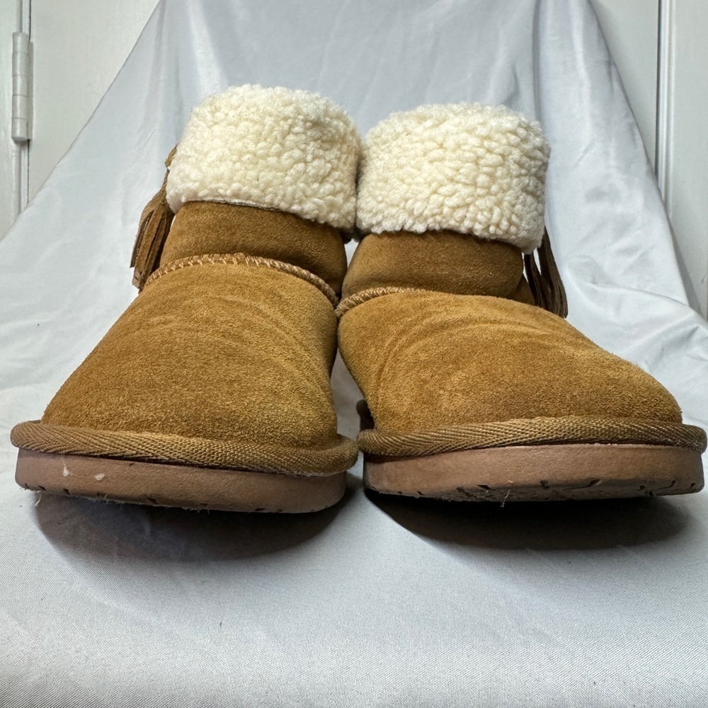 Minnetonka Tan Brown Cream Shearling Linked Ankle Tassel Bootie Size 6